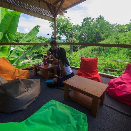 Hostel Dorme Tree Labuan Bajo Exterior foto